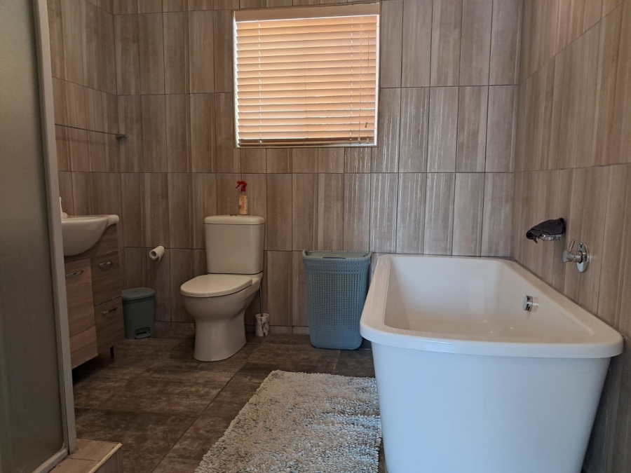 4 Bedroom Property for Sale in Waterval East North West